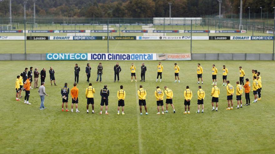 Minuto de silencio en el entrenamiento del Deportivo esta mañana // Cabalar