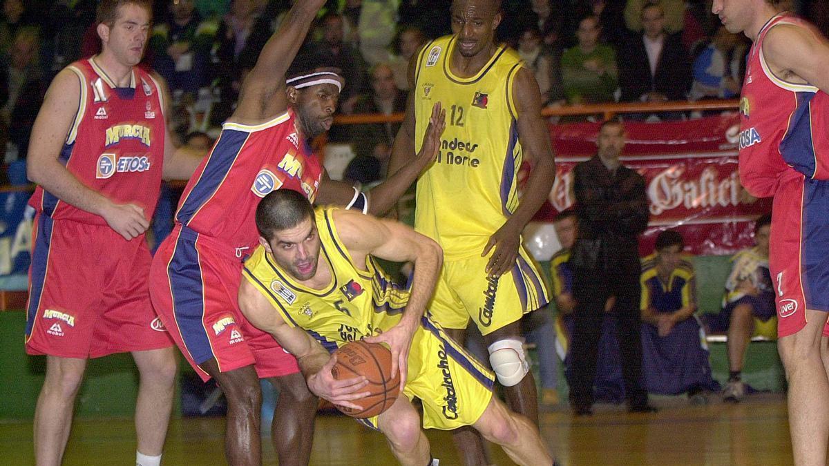Lolo Castro protege el balón en un partido del Sondeos del Norte, en la Polideportiva de Riazor en 2002