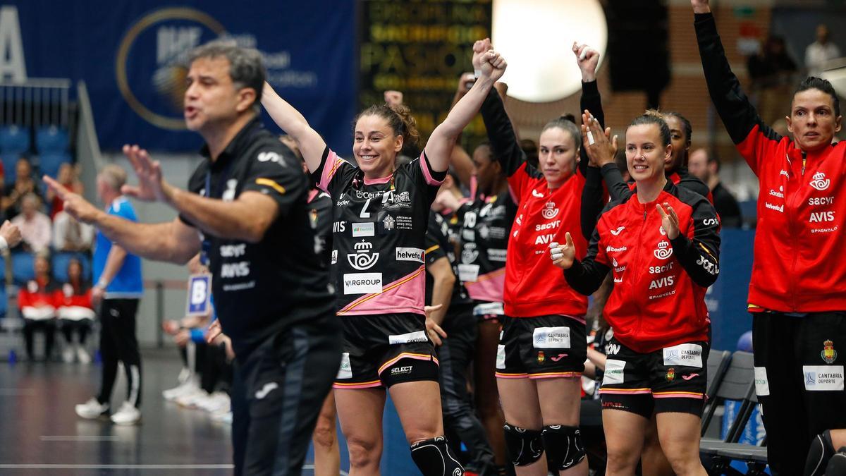 María O'Mullony y el resto de jugadoras españolas celebran un gol frente a la República Checa a la espalda de Ambros Martín