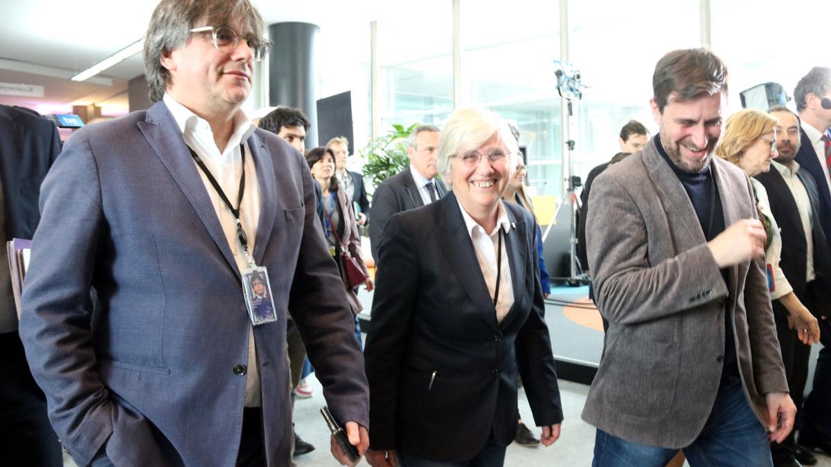 La eurodiputada de Junts Clara Ponsatí asiste al pleno del Parlamento Europeo acompañada de Carles Puigdemont y Toni Comín tras la detención y posterior puesta en libertad en el regreso a Catalunya.