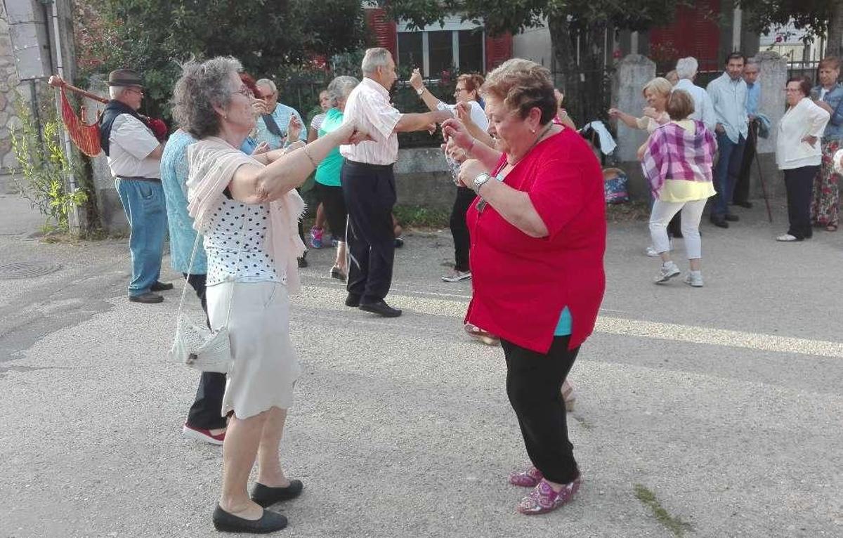 Juegos en la pradera de Terroso para clausurar las fiestas de Santiago