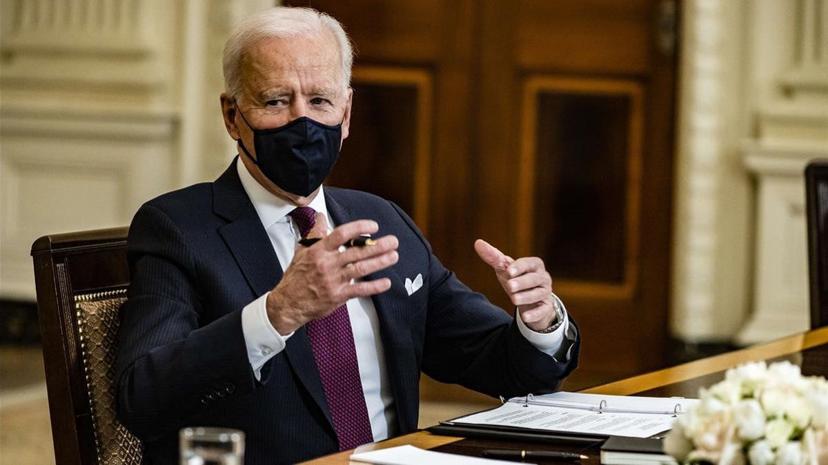 El presidente Joe Biden habla con beneficiarios de las ayudas por covid en Washington.