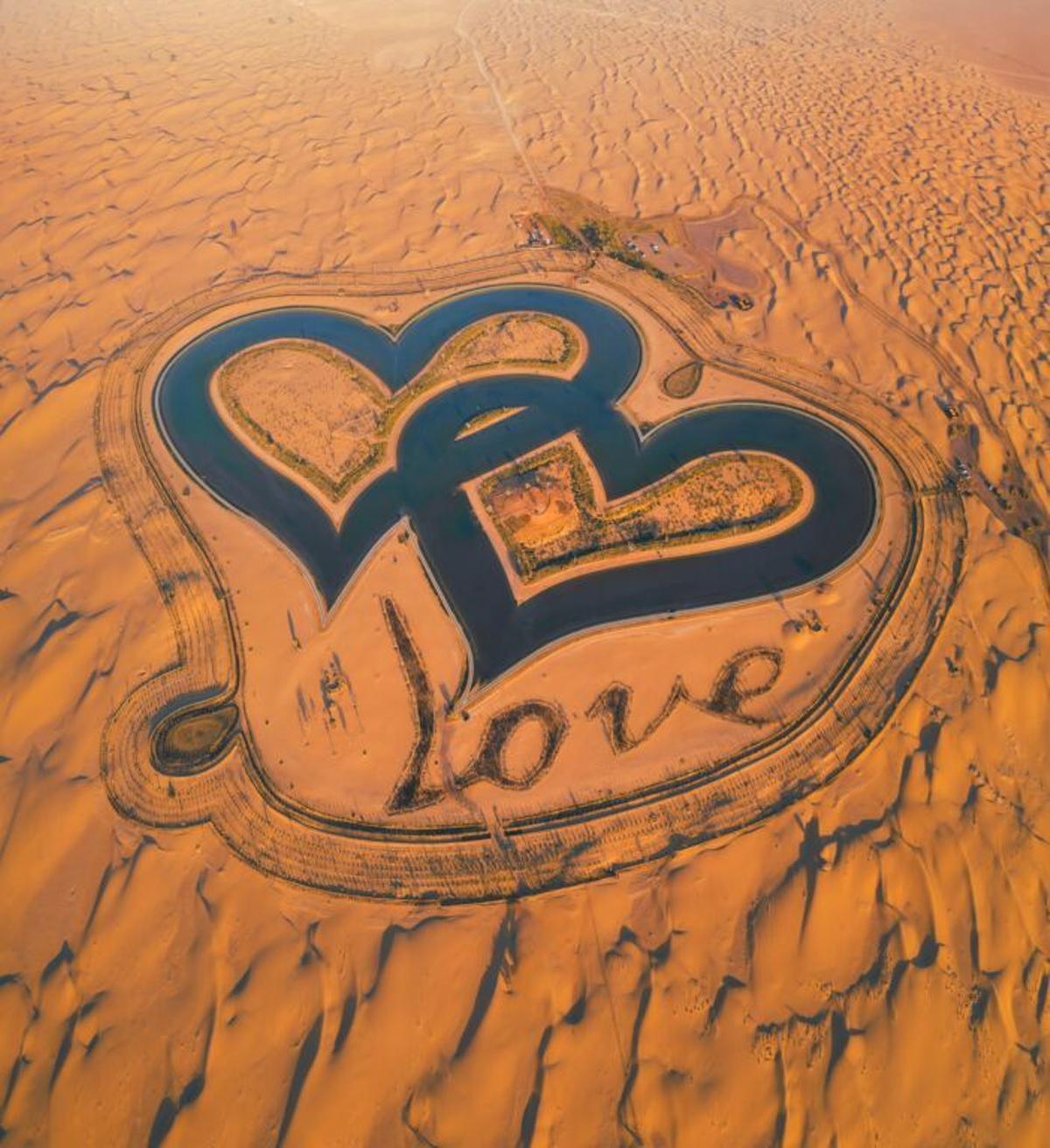 Vista panorámica de Love Lake, un lago artificial en forma de corazón que se ha convertido en uno lugares preferidos por las parejas