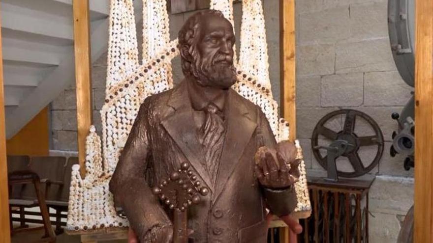Un pastelero elabora una estatua de Gaudí en chocolate por el centenario de su muerte