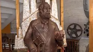 Un pastelero elabora una estatua de Gaudí en chocolate por el centenario de su muerte