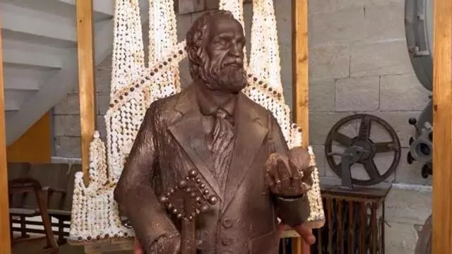 Un pastelero elabora una estatua de Gaudí en chocolate por el centenario de su muerte