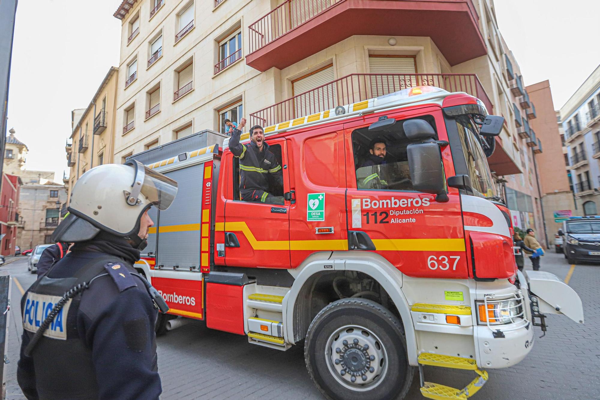 Protesta de los bomberos ante el pleno del Consell contra la Unidad ...