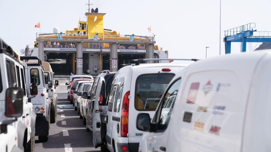 Pasajeros a punto de embarcar en el puerto de San Sebastián de La Gomera.