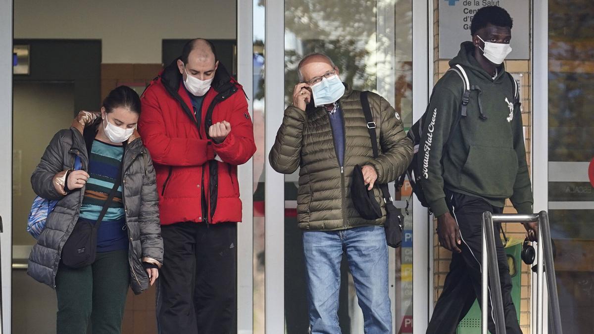 El centre sanitari Güell de Girona en el primer dia d'obligatorietat de la mascareta.