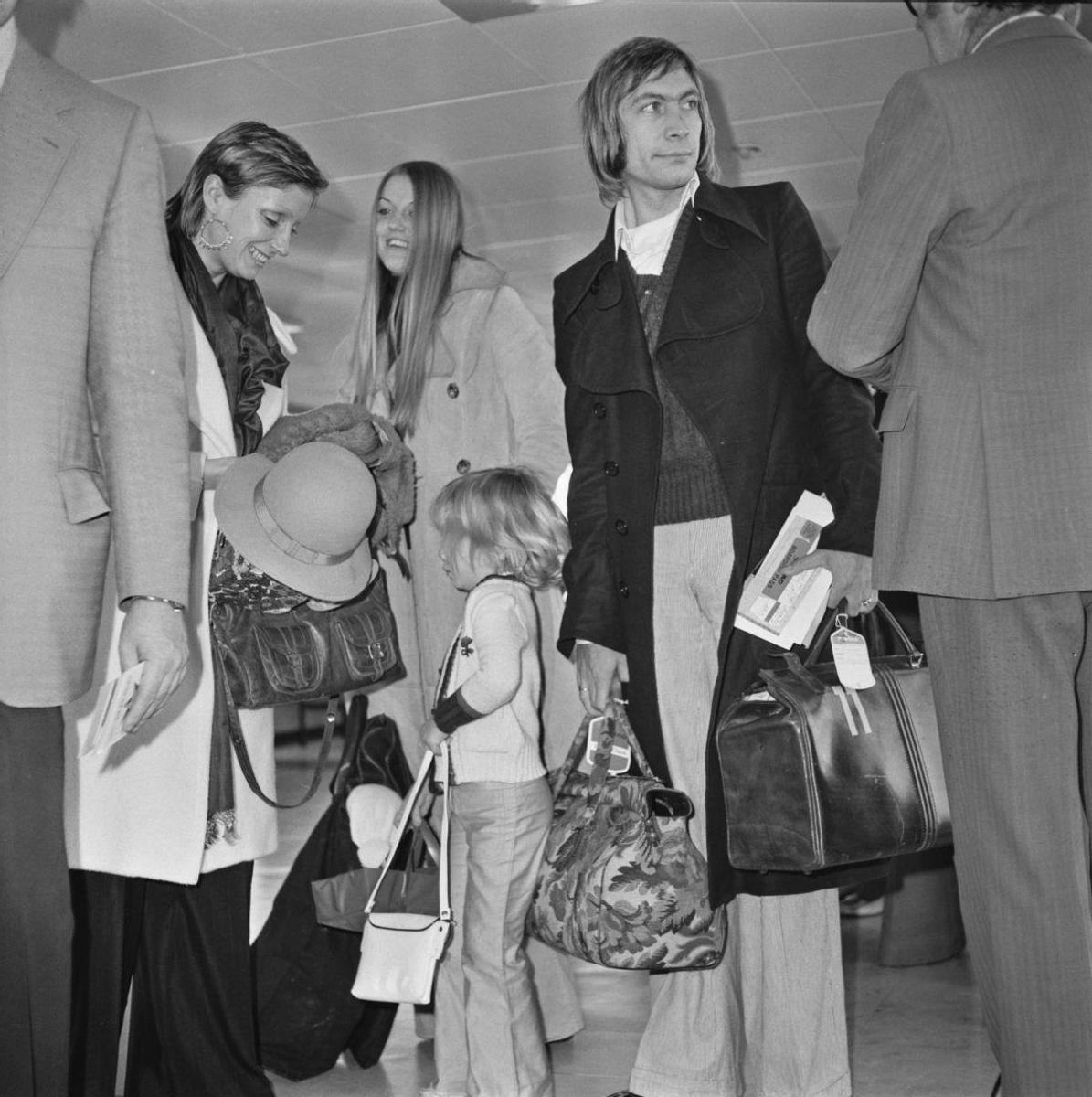 Charlie Watts, junto a su esposa y su hija en 1972