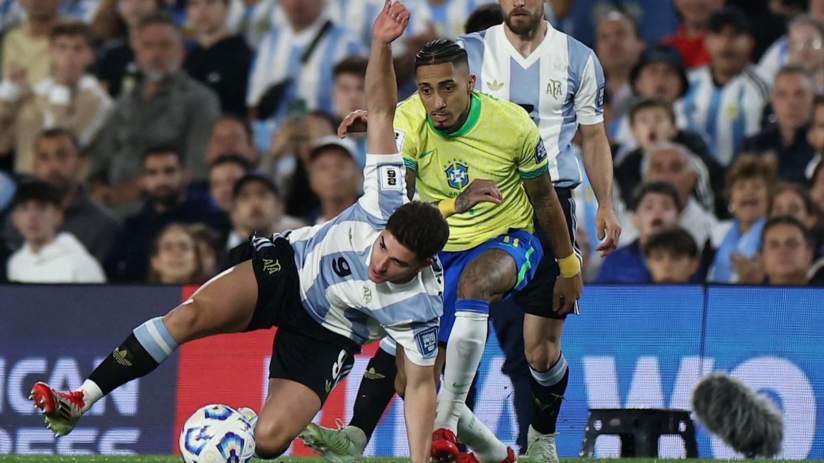 Raphinha pelea con Julián Álvarez en el Argentina-Brasil (4-1) celebrado en el estadio Monumental de Buenos Aires.