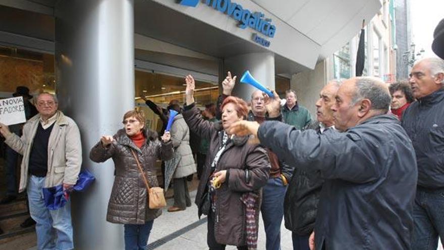 Cientos de afectados por las participaciones preferentes continuarion ayer con sus protestas ante las sedes de Novagalicia para exigir al banco que les devuelve íntegramente sus ahorros. Una de las movilizaciones más concurridas, que recoge la imagen, se celebró en la sede central de la entidad financiera en la viguesa calle Colón. Las respuestas dadas hasta ahora por la dirección del banco lejos de satisfacer sus demandas han exacerbado sus ánimos. Además los perjudicados exigen al Gobierno autonómico que se impliquen en la búsqueda de una solución.