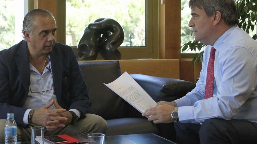 José Luis Sáez, presidente de la FEB (izquierda), y Miguel Cardenal, presidente del CSD, ayer en Madrid.