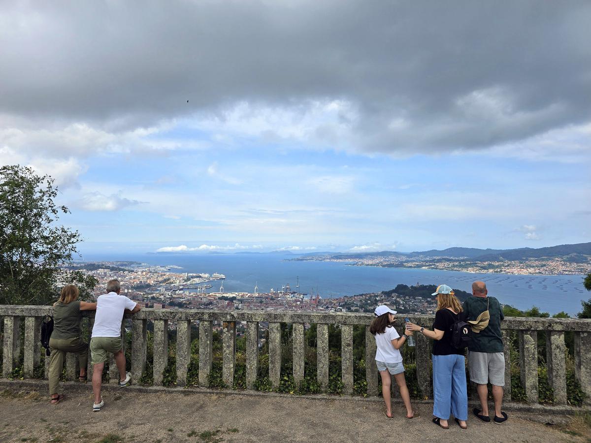 Vigo (A Madroa). Vistas de la ciudad y ría de Vigo, islas Cíes y Morrazo desde el mirador. VISTA GENERAL. PANORAMICA