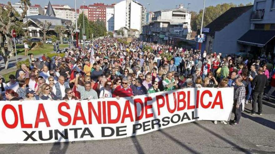 Cientos de vigueses marchan hacia el hospital Álvaro Cunqueiro en protesta por la privatización del centro sanitario. // Marta G. Brea