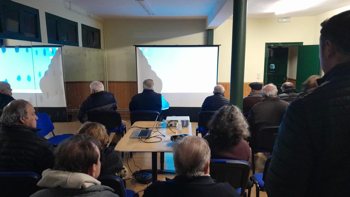 Asistentes a la charla en Pruvia.