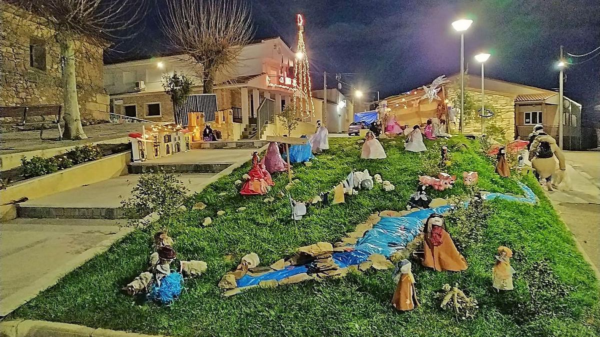 El original belén montado en un pequeño jardín de la Plaza Mayor de Villaseco del Pan. | Cedida