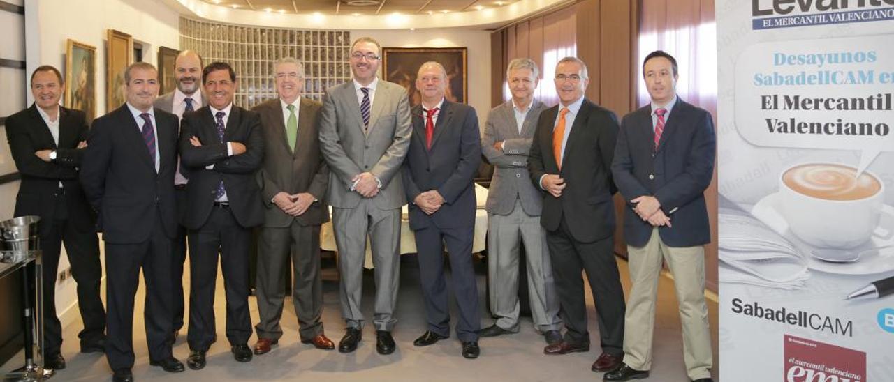 De izquierda a derecha, Miguel Ángel Sánchez (redactor jefe de Economía), Juan Antonio Delgado (Autoridad Portuaria de Valencia), Jaime Abella (director general de Gestión de Editorial Prensa Valenciana), Ramón Reche (director regional de Valencia y Castelló de SabadellCAM), Emilio Orta (Asociación de la Industria del Automóvil), Lluís Cucarella (director de Levante-EMV), Manuel Nemesio (Faconauto), Pascual Martínez (Feria del Automóvil  de Valencia), José Pérez (gerente de Comunicación y Relaciones Externas de Ford) y José Luis Zaragozá (redactor de Economía de Levante-EMV).