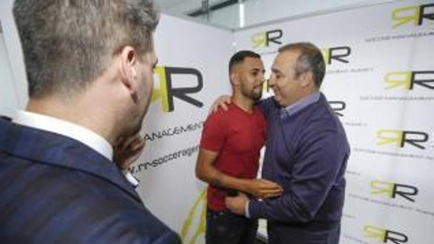 Ramírez abraza a Nauzet Alemán, junto a René Ramos.