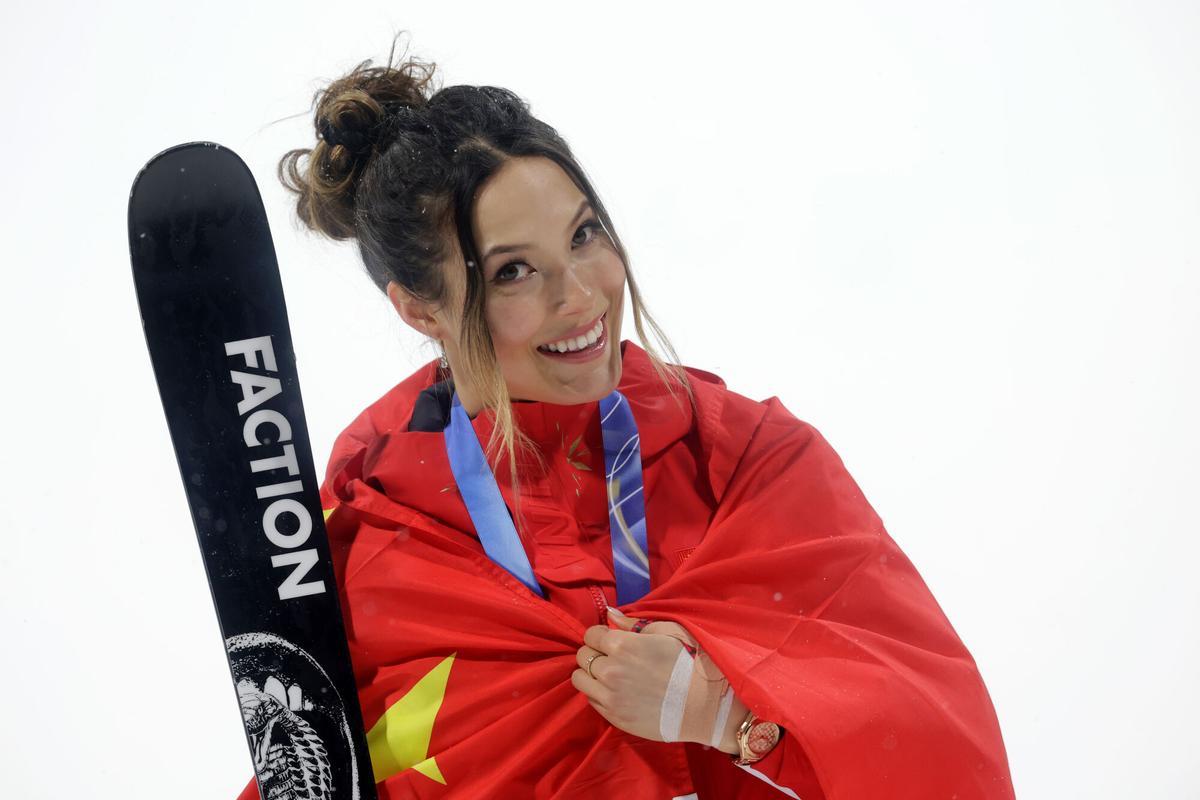 16 February 2026, Italy, Livigno: China's Eileen Gu celebrates with her silver medal after the Freestyle Skiing Women's Big Air final at the Livigno Snow Park, as part of the 2026 Winter Olympic Games in Milan-Cortina. Photo: Oliver Weiken/dpa 16/02/2026 ONLY FOR USE IN SPAIN. Oliver Weiken/dpa;freestyle skiing;sports;Olympics;2026 Winter Olympics in Italy - Freestyle skiing