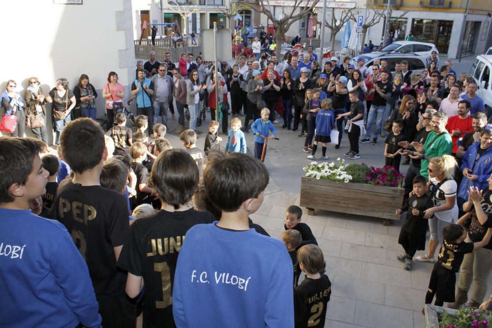 Protesta a Vilobí contra la unió dels dos clubs de futbol