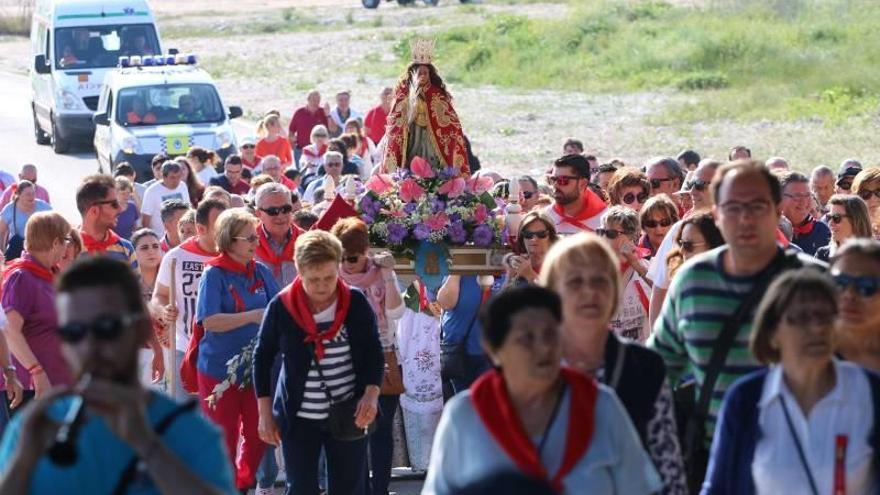 Miles de almazorenses acompañan a Santa Quitèria unidos en romería