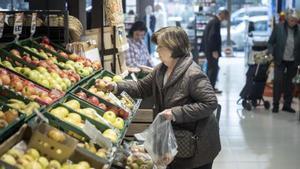 Una mujer compra en un supermercado de Barcelona