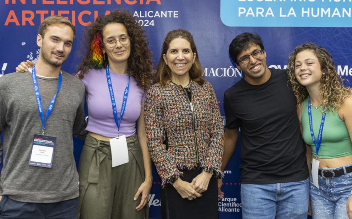 En el centro de la imagen, Nuria Oliver, con parte de su equipo de la Fundación Ellis Alicante. | ALEX DOMÍNGUEZ