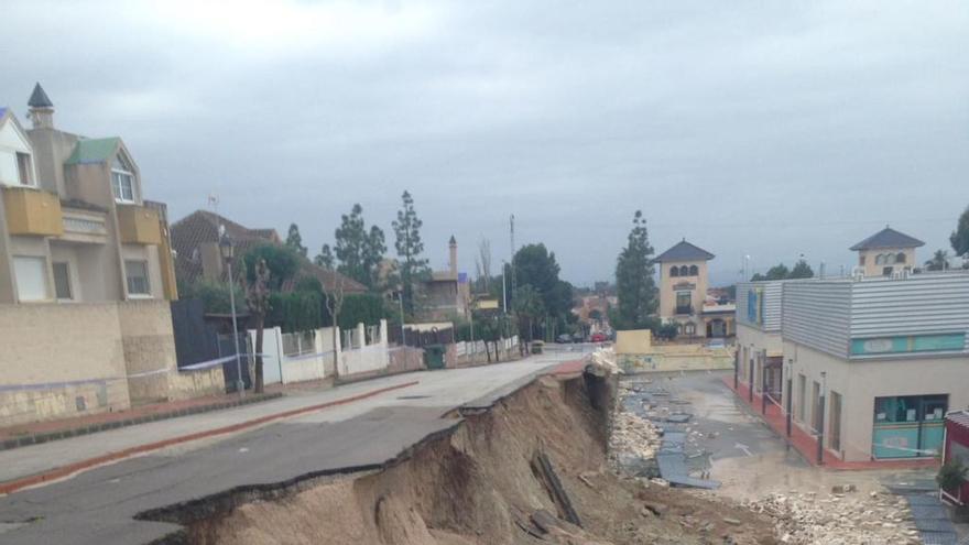 Las lluvias provocaron la caída del muro que hay junto al centro comercial de La Alcayna de Molina.