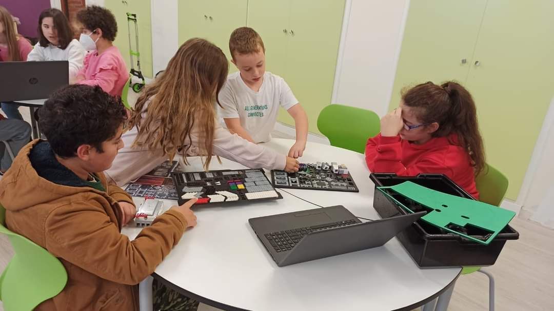 Inicio de curso "robotizado" en el colegio de San Cucao de Llanera