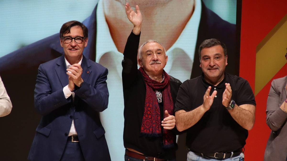 El candidato del PSC, Salvador Illa, con el líder de UGT, Pepe Álvarez, y el presidente del comité de empresa se Seat, Matías Carnero