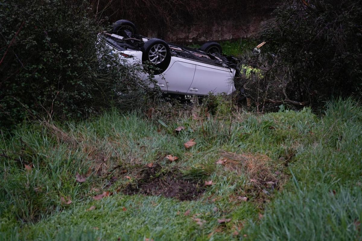 El vehículo quedó volcado en la zona verde próxima a la carretera.