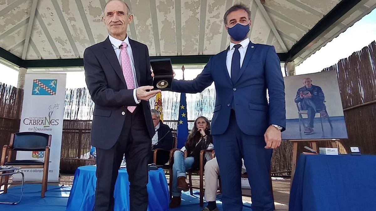 Enrique Corripio (a la izquierda) y Gerardo Fabián, ayer, en el momento de la entrega de la medalla. | A. I.