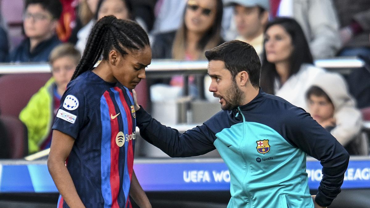 Jonathan Benitez da instrucciones a Paralluelo en la banda durante el partido de vuelta de los 1/4 de final de la Champions femenina contra la Roma en el Camp Nou.