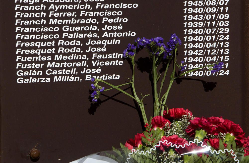 Homenaje a los difuntos en el cementerio de Castelló