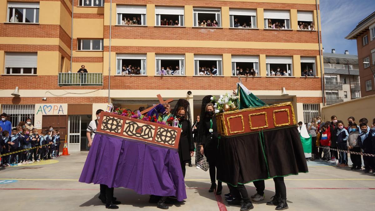 Procesión de La Esperanza en el colegio Santísima Trinidad del barrio de Pinilla.