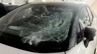 Más de 30 coches amanecen con las lunas rotas con un extintor en Murcia