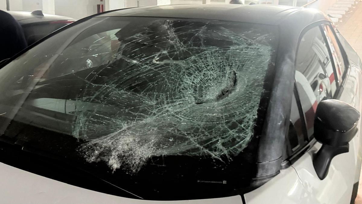 Más de 20 coches amanecen con las lunas rotas con un extintor en Murcia