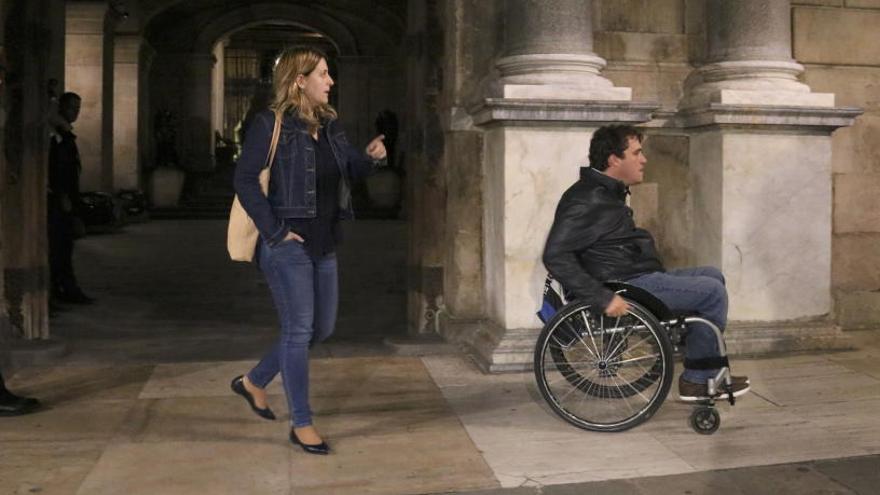 Marta Pascal i David Bonvehí sortint del Palau de la Generalitat.