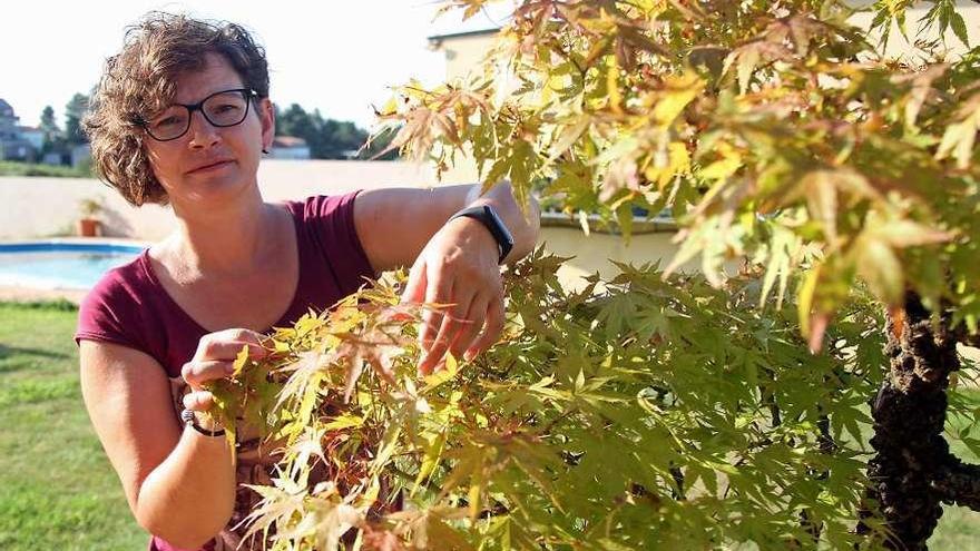 Ana Rivadulla posa ante uno de los bonsáis. // Bernabé/J. Carlos Asorey