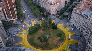 Greenpeace dibujó un gran sol contra el cambio climático en la plaza de Francesc Macià. 