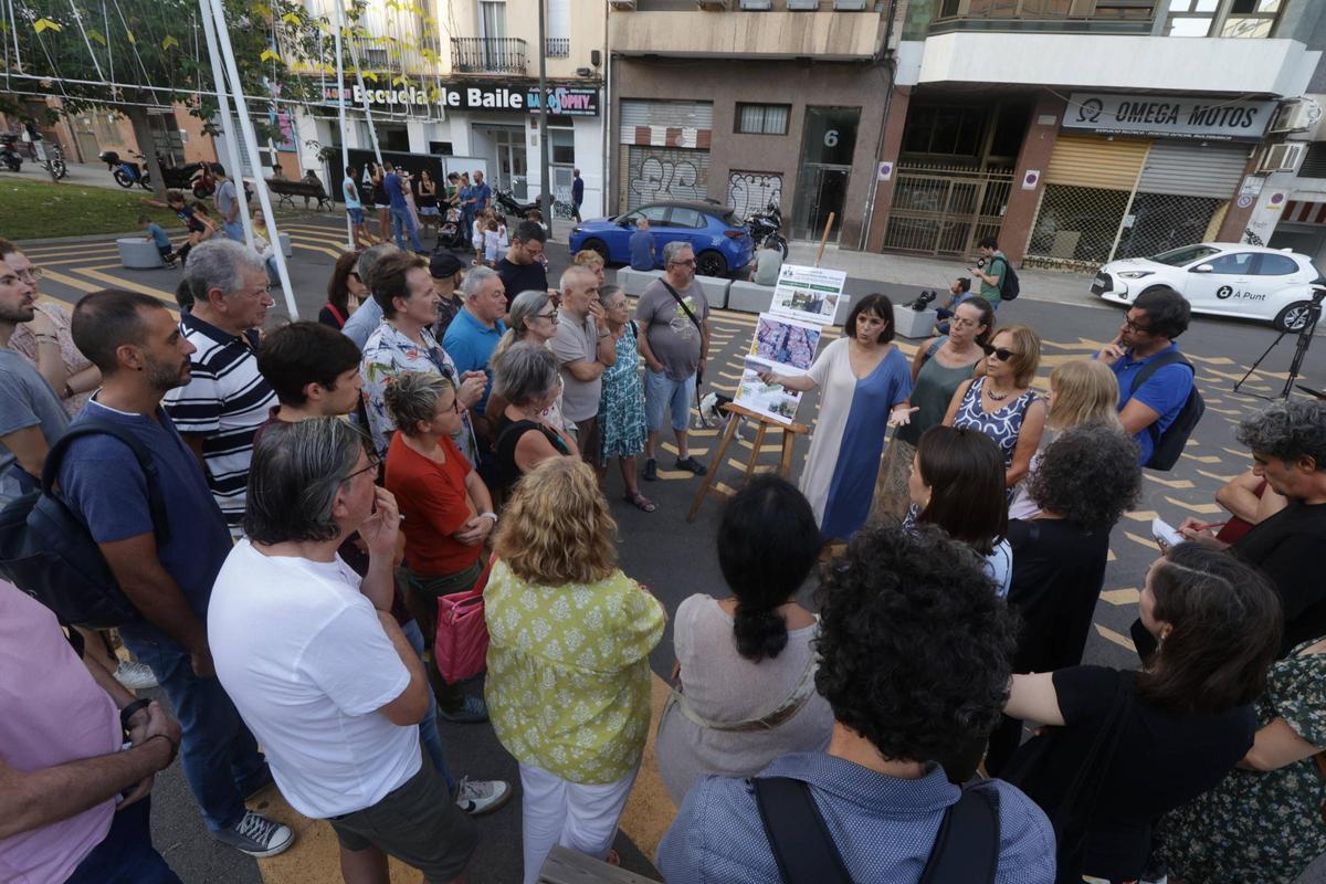 Concentración de vecinos para hablar de la reforma de Pérez Galdós.