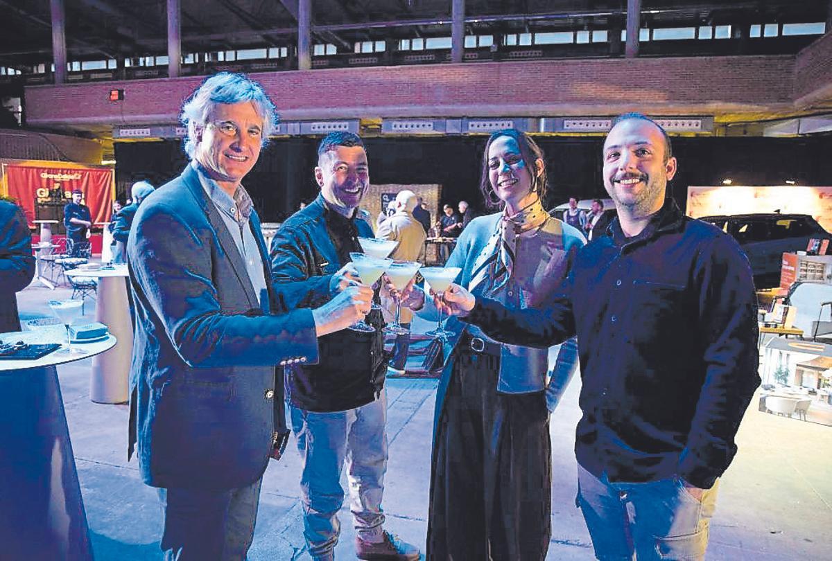 Delfí Sanahuja (Celler Perelada) brinda amb Cristina Feliu i Àlex Carrera (L’Aliança) i Víctor Torres (Les Magnòlies).