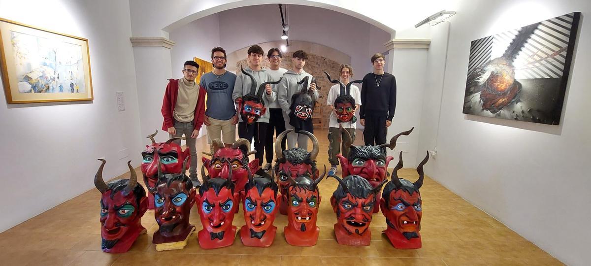 Un grupo de alumnos con los 'dimonis' de sa Pobla.