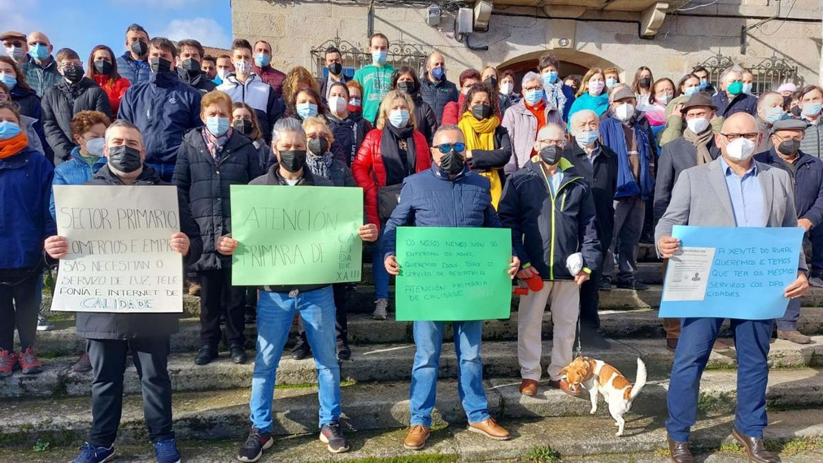 Asistentes a la concentración portaron carteles para demandar mejoras en luz, internet y sanidad.