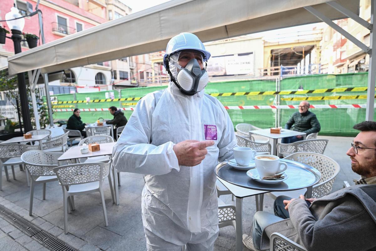 Operarios especializados trabajan en la retirada de amianto del Mercado Central de Elche Operarios especializados trabajan en la retirada de amianto del Mercado Central de Elche