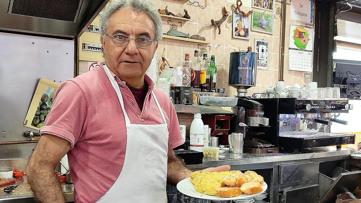 Miguel Baladrón, con una ración de tortilla tras restregar los tomates en el pan.