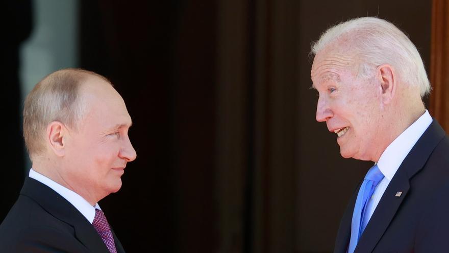 Biden exige a Putin que rebaje la tensión con Ucrania e inicie la desescalada
