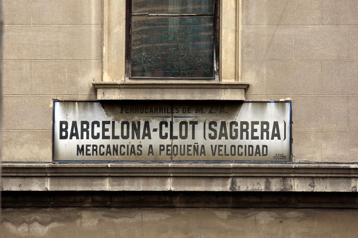 BARCELONA 27/05/08 SOLAR DONDE SE EDIFICARA LA FUTURA ESTACION DE LA SAGRERA FOTO ALBERT BERTRAN EN LA IMAGEN CARTEL DE LA ANTIGUA ESTACION DE MERCANCIAS. FERROCARRILES TRENES ALTA VELOCIDAD , AVE , ESTACIONES , BARCELONA , ESTACION SAGRERA , SOLAR TERRENOS FUTURA EDIFICACION INSTALACIONES _ PUBLICADA EPC 30/05/2008 P 42