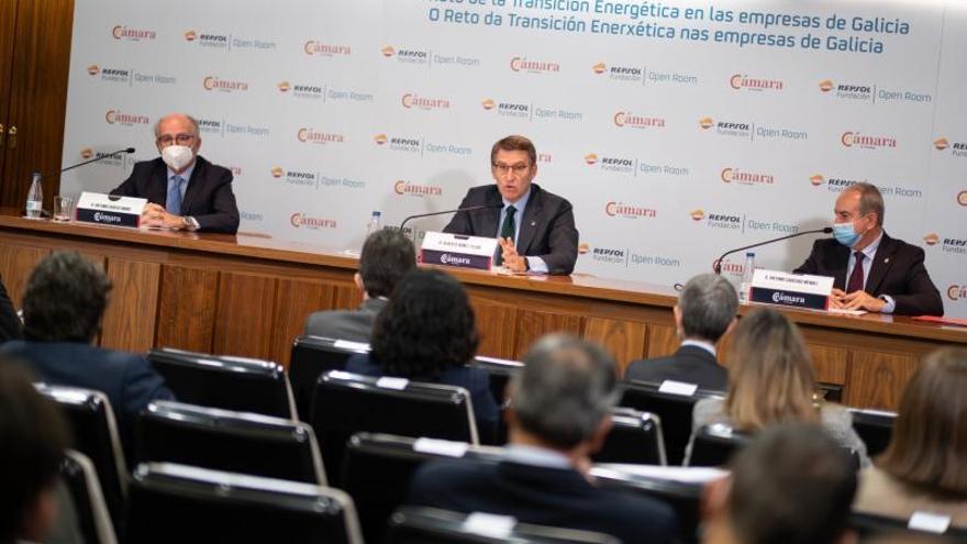 Antonio Brufau, Alberto Núñez Feijóo y Antonio Couceiro, ayer en la Cámara de Comercio coruñesa. |   // L.O.